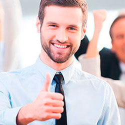 Trabajadores felices con el dedo indicé levantando, comunicando felicidad.