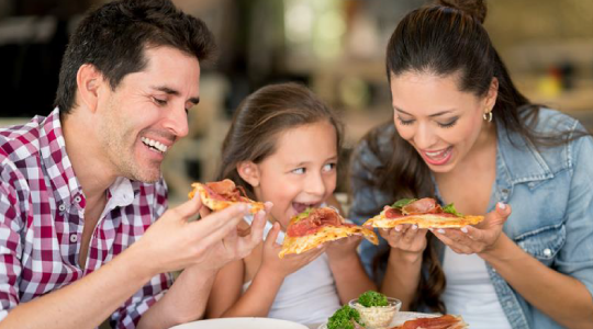 Familia feliz comiendo