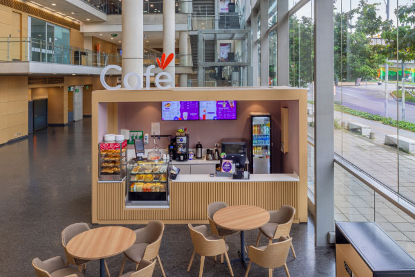 Vista del Café de Paso de la sede de salud Calle 94 en el 1er piso