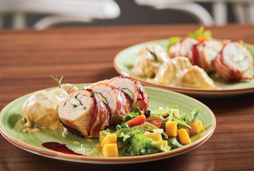 Pollo relleno de a la crema y ensaladilla mediterránea