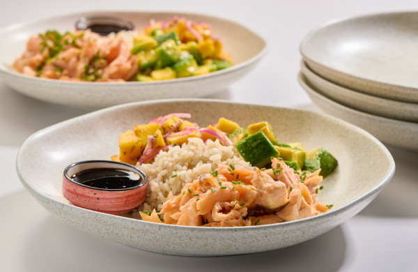 Bowl con Salmón, aguacate, arroz y mango dulce.