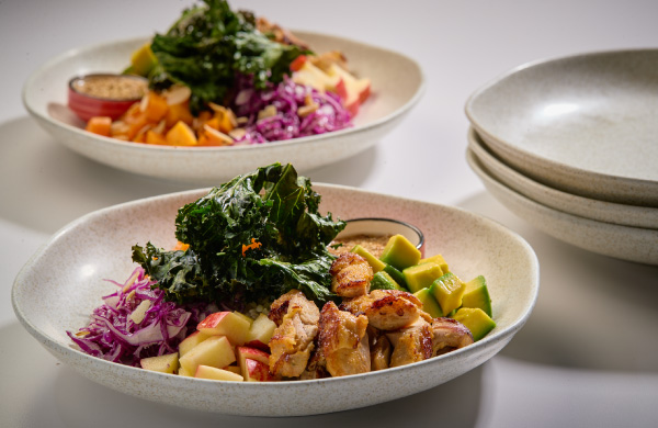Bowl de comida, con pollo, aguacate, repollo morado y Kale.