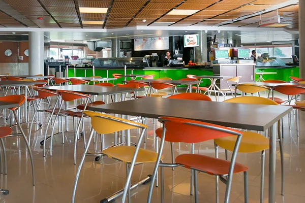 Mesas y barra del restaurante autoservicio del 2do piso de la sede CUR - Av. 68