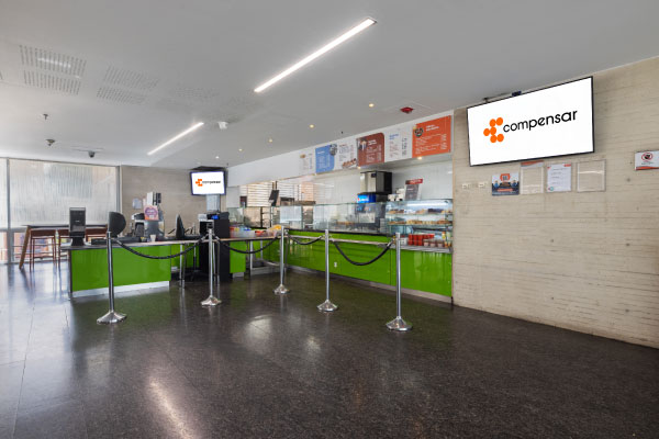 Vista de las mesas e instalaciones del restaurante carrera 60