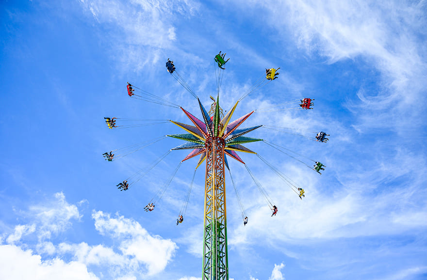 Máquina de diversiones en parque de atracciones