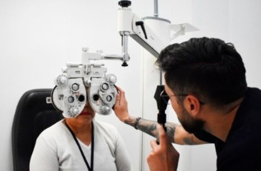 optometra realizando exámen a paciente