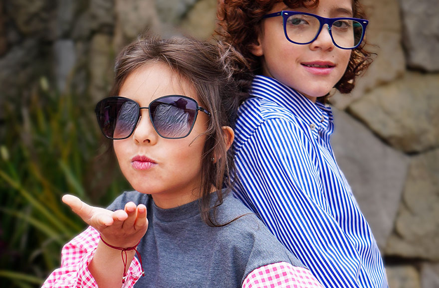 Niño y niña luciendo ropa y accesorios