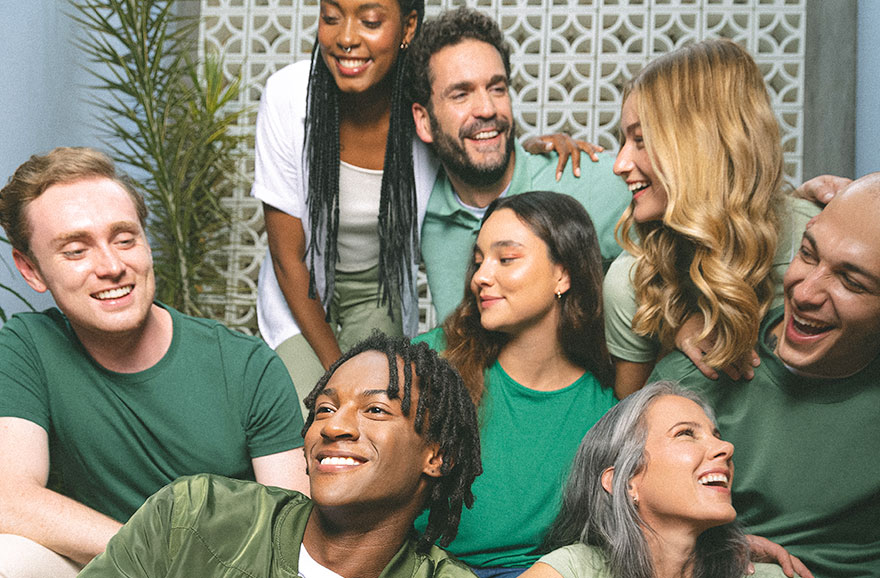 Jovenes vstidos de ropa de color verde