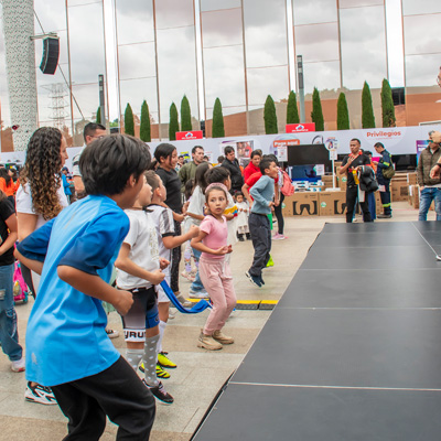 Pequeños y grandes en actividades lúdicas