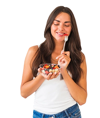 Mujer comiendo ensalada