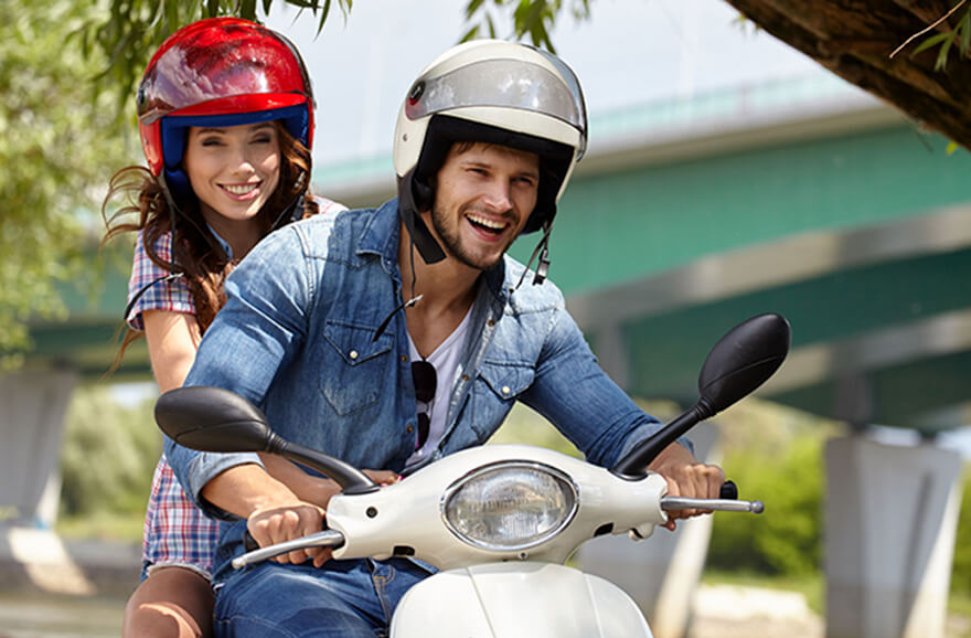 Hombre y mujer conduciendo en moto