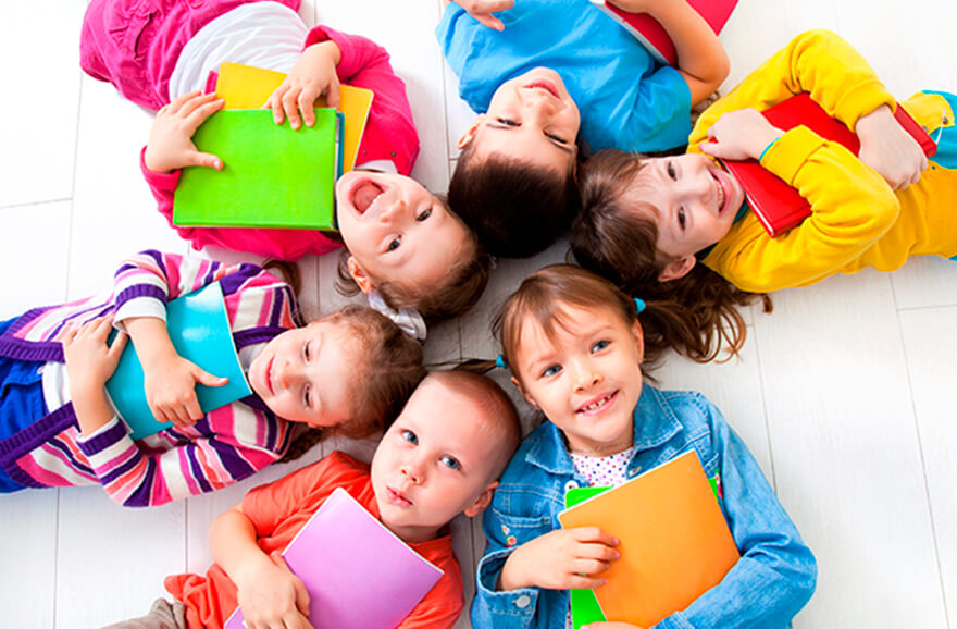 niños acostados viendo al techo