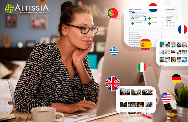Mujer profesional mirando la pantalla de computador