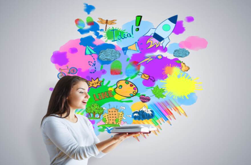 Mujer revisando sus apuntes de diario