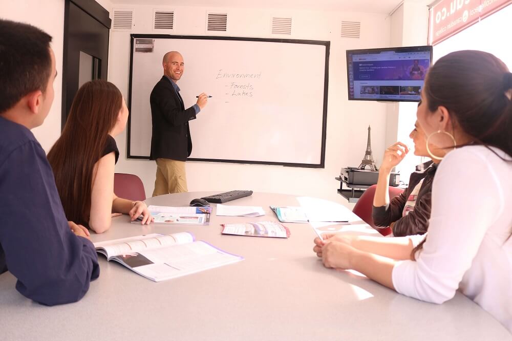 Estudiantes en aula aprendiendo inglés