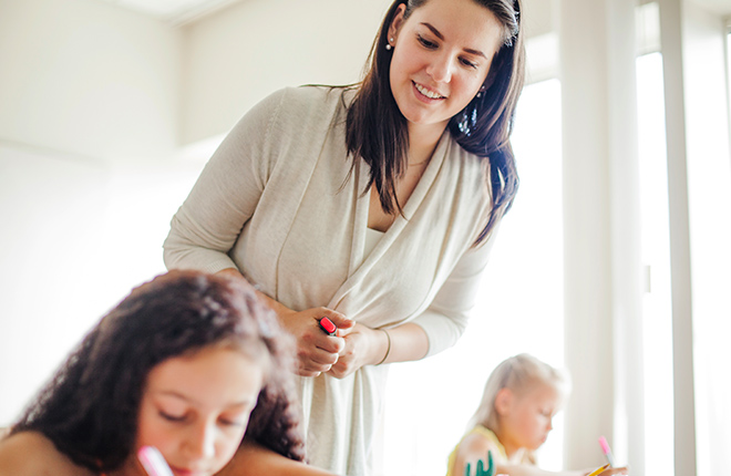 Mujer supervisando a niños