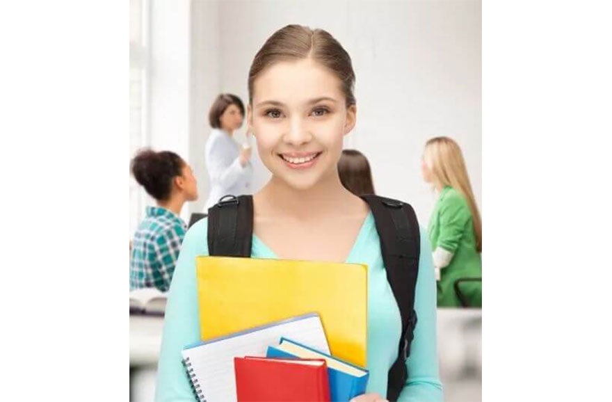Estudiante sonriendo en salón de clases