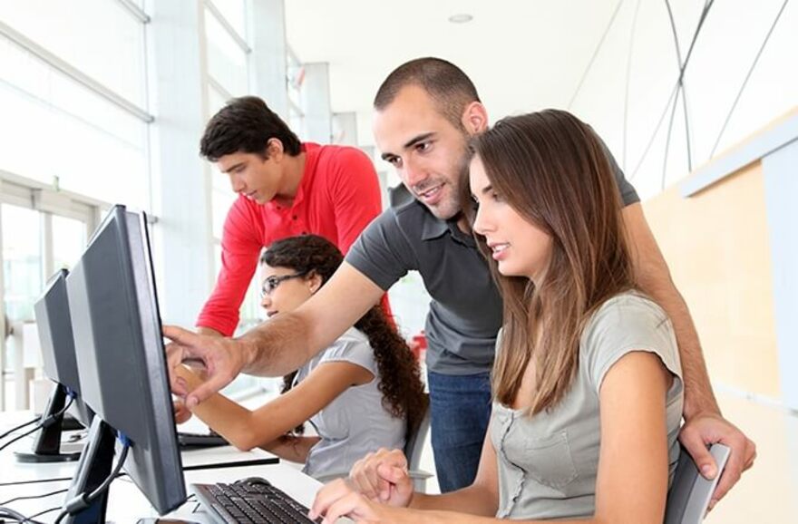 Maestro enseñando programación a sus estudiantes