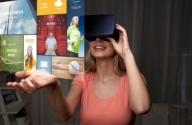 Mujer con gafas de realidad aumentada