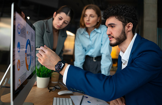 Hombre realizando una consultoría