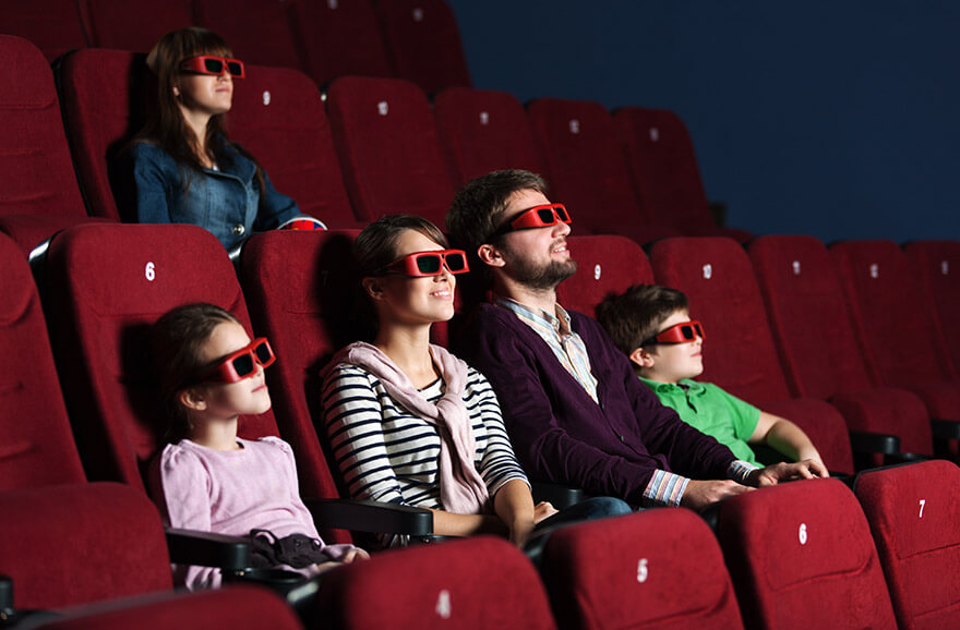 Familia en sala de cine viendo una película