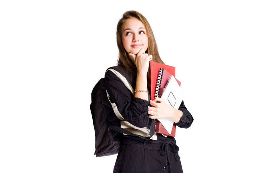 Joven pensativa con cuadernos en sus brazos