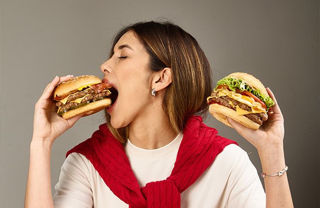 Mujer comiendo hamburguesa