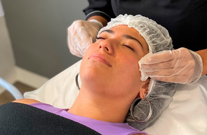 Mujer recibiendo tratamiento de rejuvenicimiento en su rostro