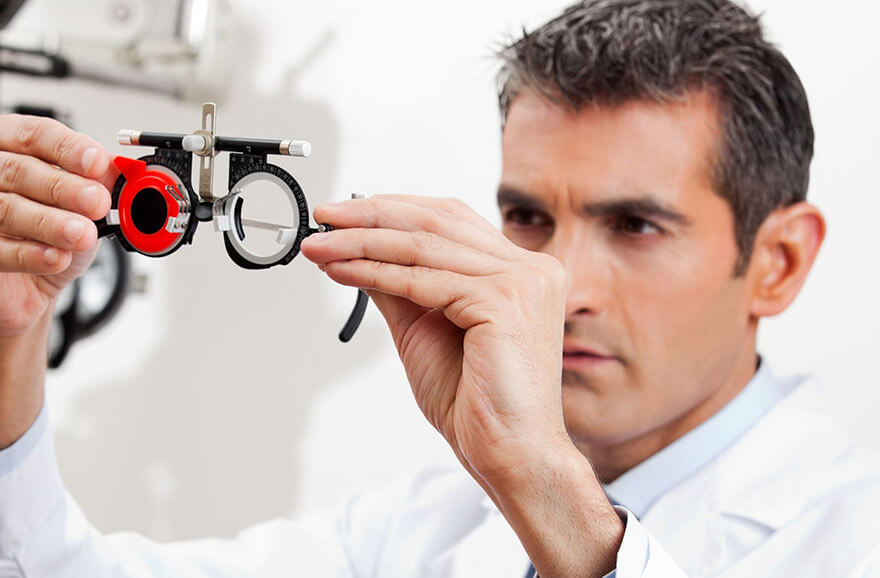 Optometra revisando unos lentes