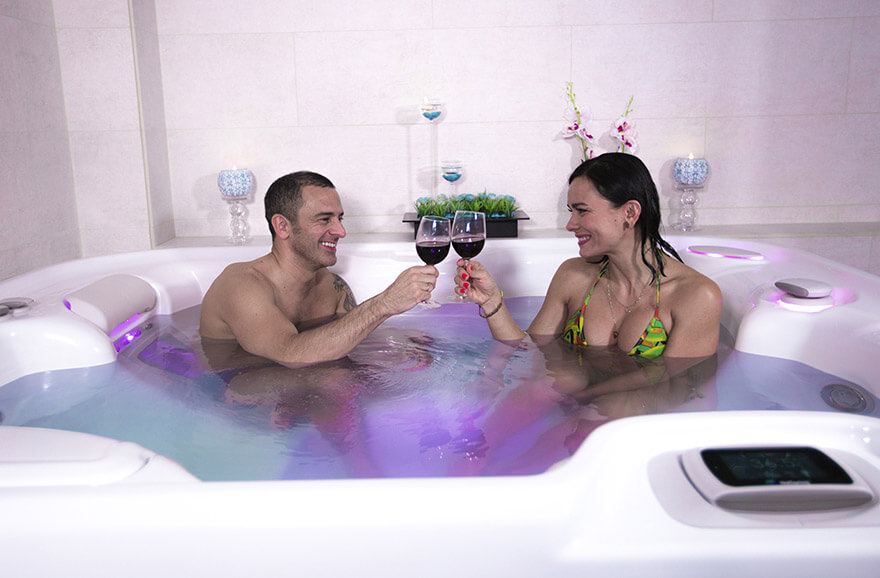 Hombre y mujer disfrutando en un jacuzzi 