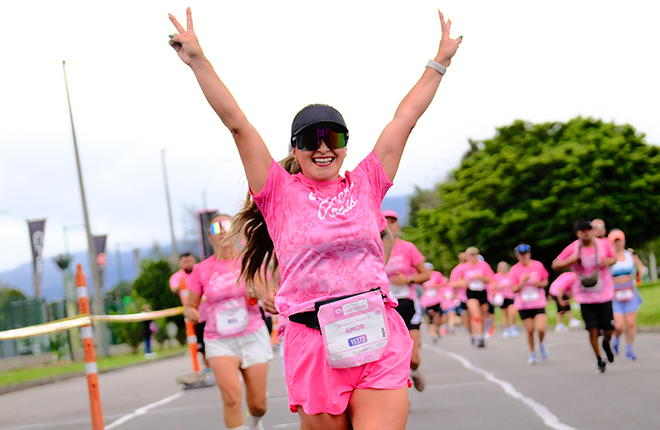 Mujer corriendo con la Carrera de las Rosas