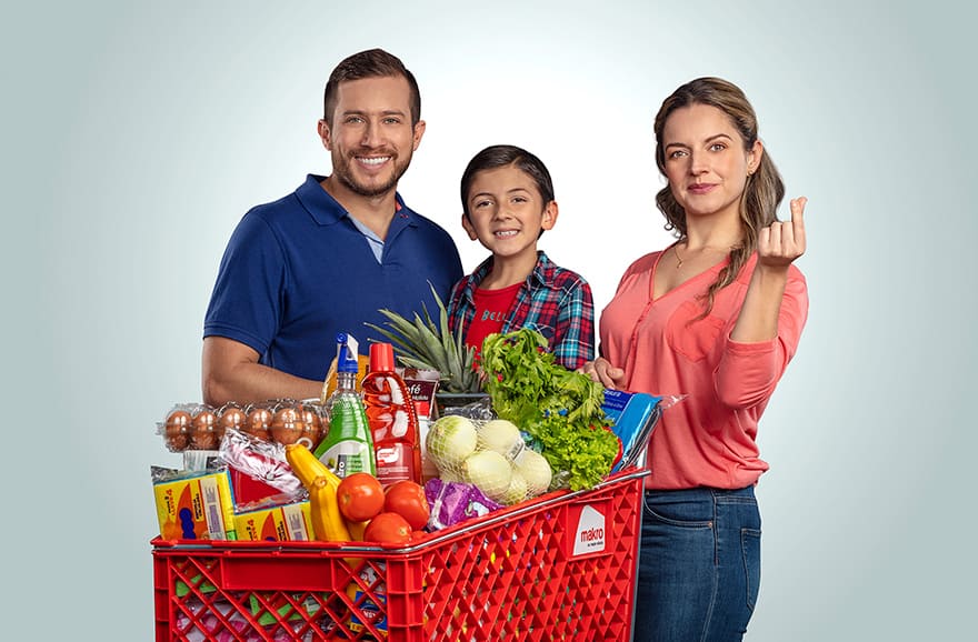 Familia feliz, ahorrando en su compra de supermercado