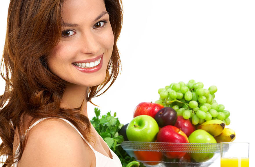 Mujer sonriendo con un frutero