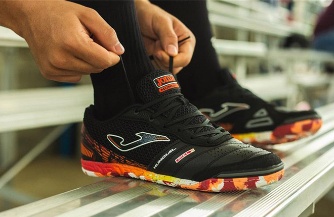 Tenis negros marca Joma