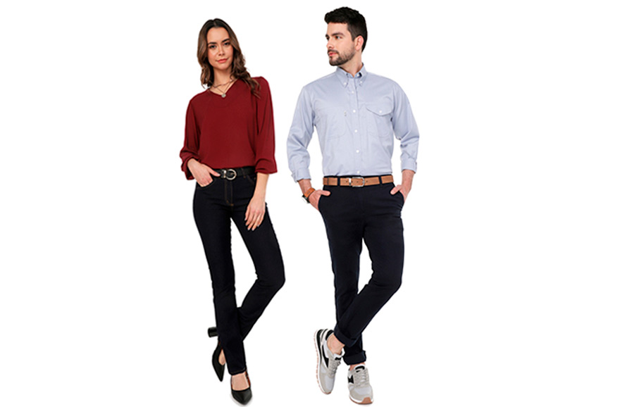 Hombre y muejer modelando ropa