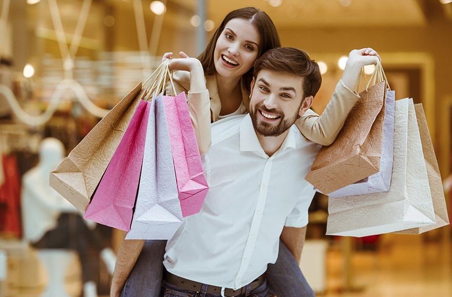 Hombre y mujer con bolsas de compras