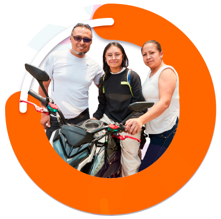 Padre y madre posando al lado de su hija en una moto