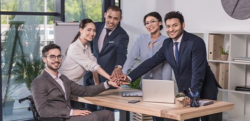 Equipo de trabajo diverso participando en una reunión corporativa inclusiva para fortalecer la colaboración y el trabajo en equipo.