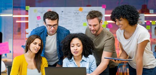 Grupo de colaboradores participando en sesión de trabajo colaborativo con herramientas digitales.