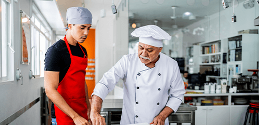Colaboradores en curso de cocina haciendo preparación culinarias.