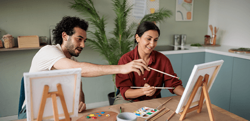 Personas realizando una actividad de pintura en taller creativo empresarial.
