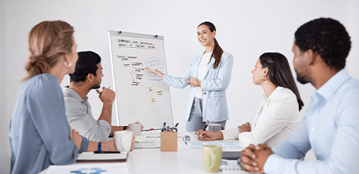Equipo de trabajo participando en una capacitación en inglés.