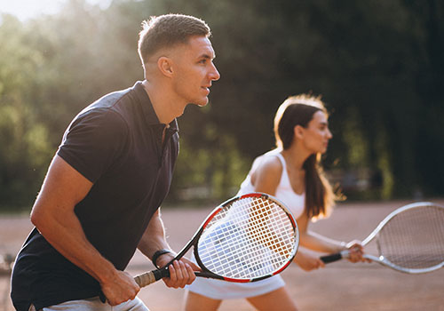 pareja jugando tennis