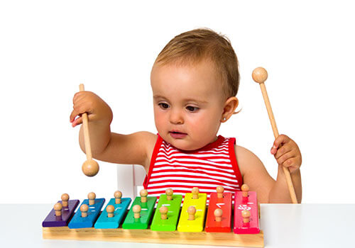 bebe jugando con un instrumento musical