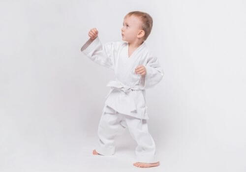 niño pequeño practicando Taekwondo