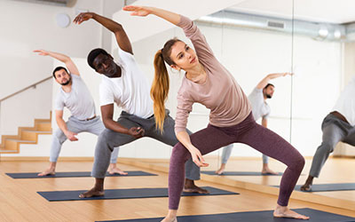 grupo de jovenes practicando yoga