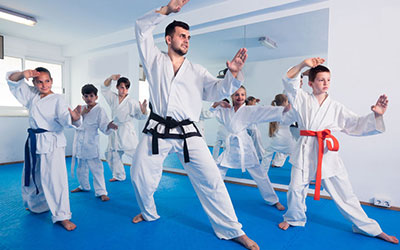 grupo de jovenes practicando kung-fu
