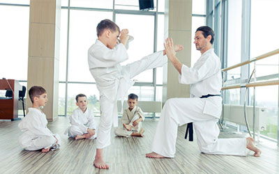 niños practicando kunfu con profesor