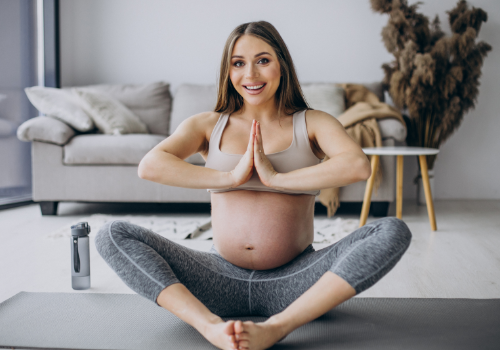  mujer embarazada haciendo yoga en su casa