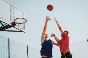 hombres jugando baloncesto